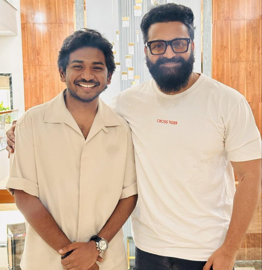 CinemaXverse's tweet image. #RishabShetty Congratulated #KenKarunaas For His Work In #Youth ❤️