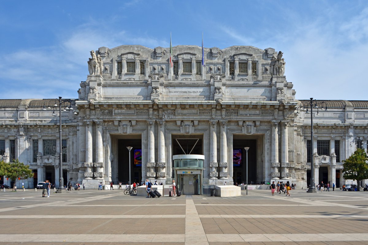 dutchbuildings's tweet image. "Milano Centrale" is the main railway station of #Milan 🇮🇹, inaugurated on July 1, 1931. It replaced the smaller 1864 station and was designed by architect Ulisse Stacchini. Construction started slowly due to WWI and costs but accelerated under Mussolini, blending eclectic