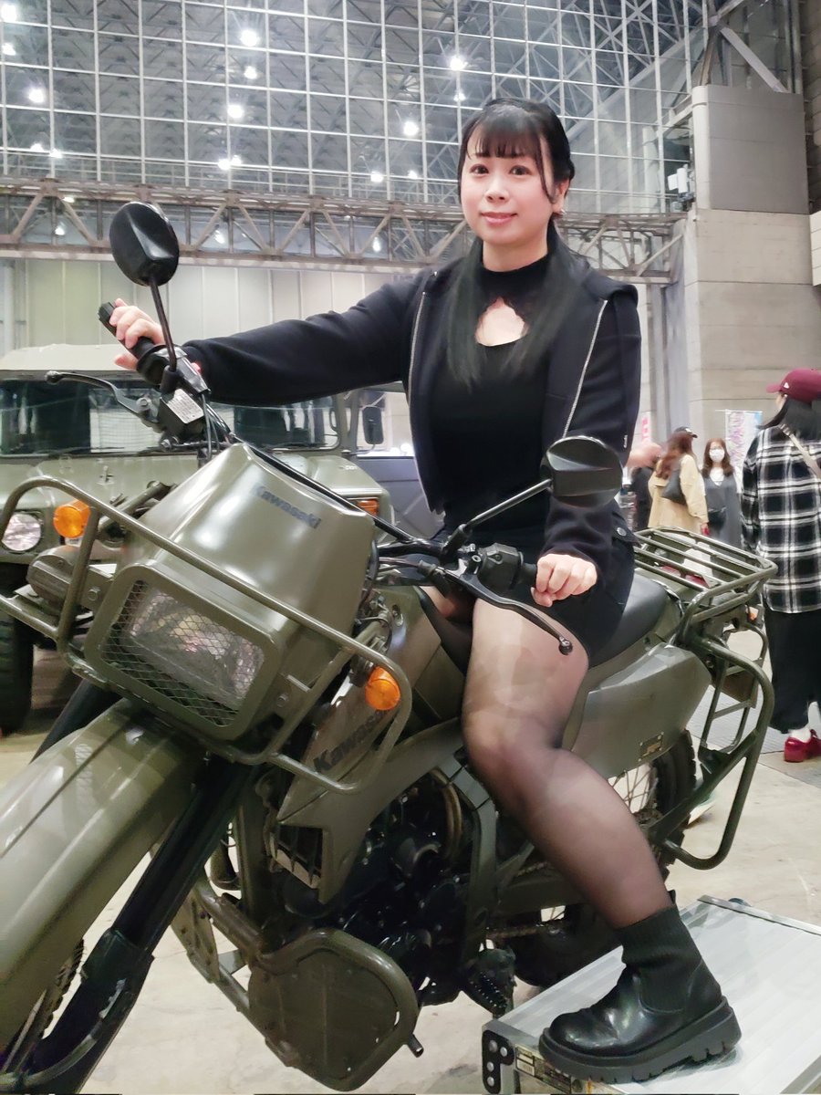 kokoannu's tweet photo. #ニコニコ超会議2026 
午前中の超歌ってみたの後会場ブラブラ♪
自衛隊ブースを全力で楽しんだあと、レアワークスさん(@rarerarerare)で大剣体験🗡️
めちゃくちゃ重かった！けどかっこいい！
そして自衛官さんにめちゃくちゃ見られてた笑
去年は食べ損ねた超カレーも食べれて満足😆 https://t.co/qtVKY5PXfA