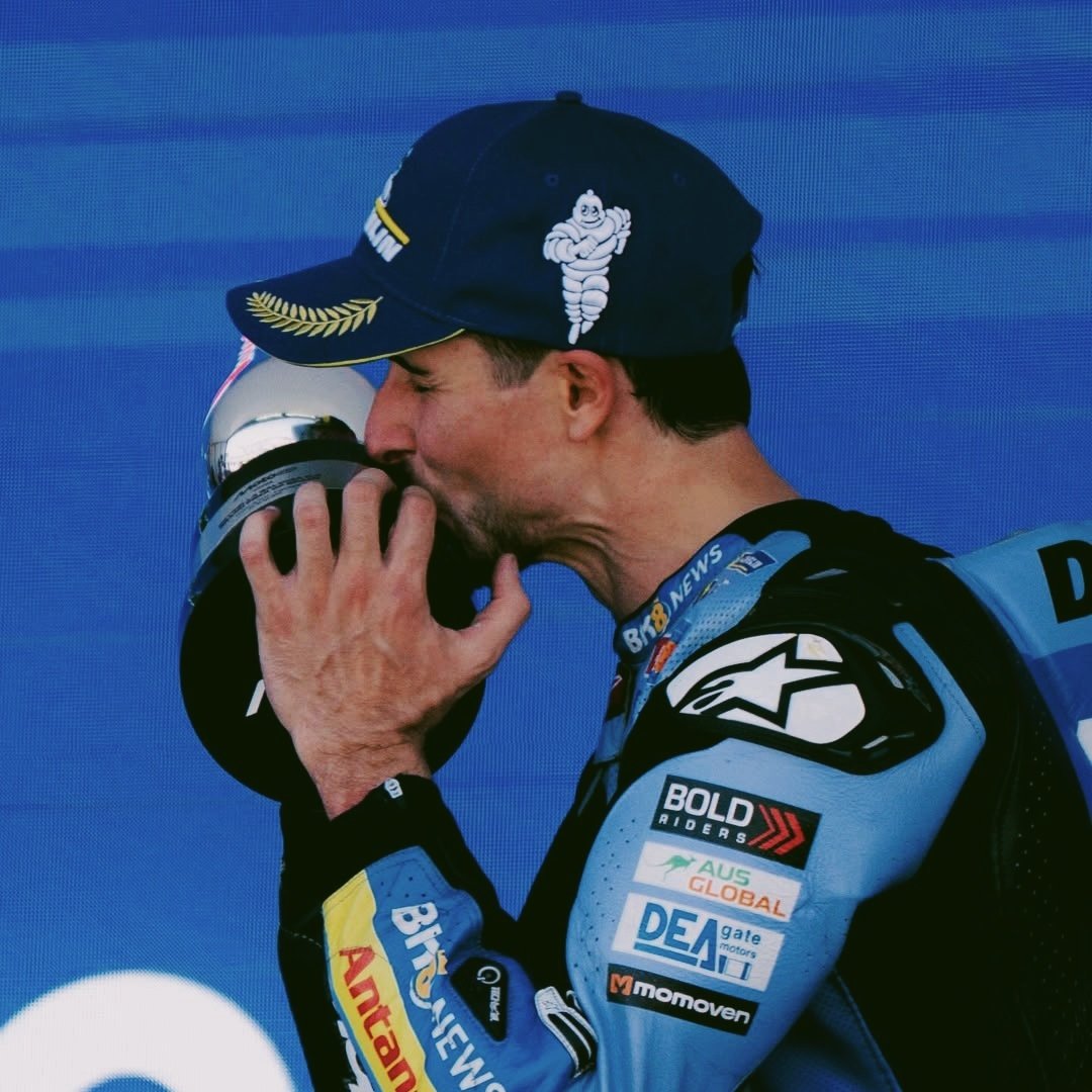 alexmarquezgf's tweet image. #NewProfilePic for the 1st win of the season!! #tradition🥂