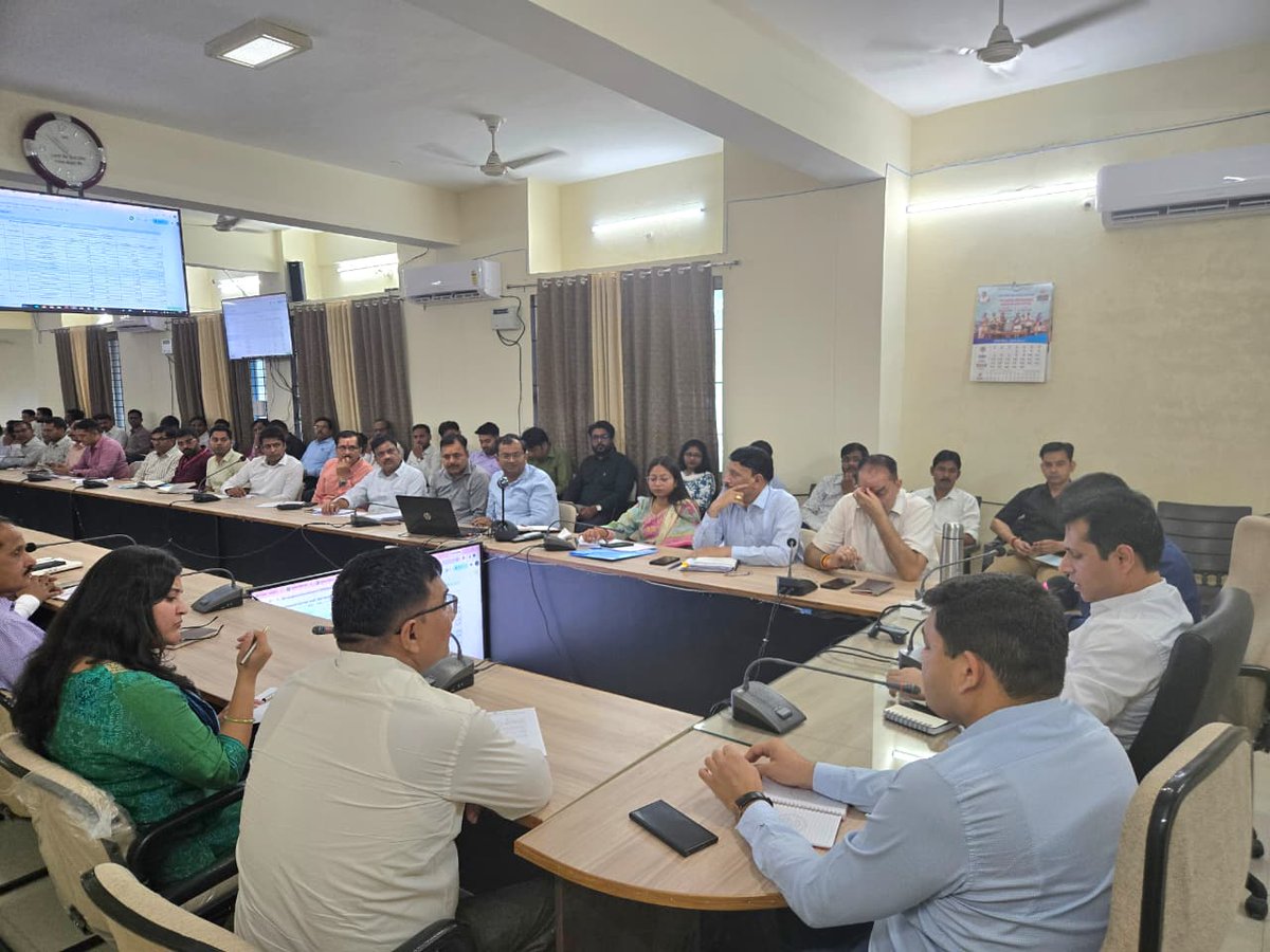 CDatia's tweet image. कलेक्टर श्री स्वप्निल वानखड़े ने आज सभाकक्ष में आयोजित टीएल बैठक में विभिन्न विभागीय कार्यों एवं जनकल्याणकारी योजनाओं की प्रगति की समीक्षा कर आवश्यक निर्देश दिए गए।

#दतिया #CollectorDatia  #datia #MadhyaPradesh #TLMeeting