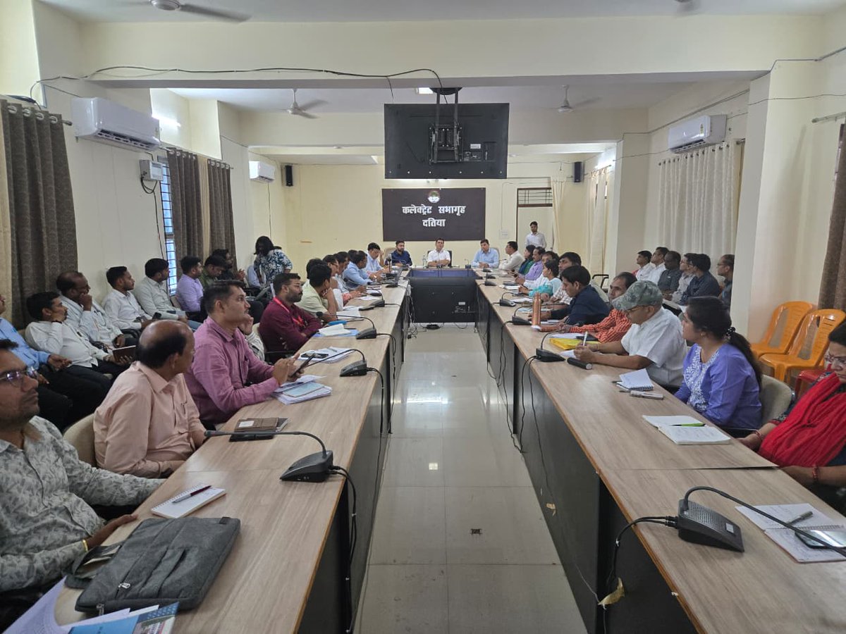 CDatia's tweet image. कलेक्टर श्री स्वप्निल वानखड़े ने आज सभाकक्ष में आयोजित टीएल बैठक में विभिन्न विभागीय कार्यों एवं जनकल्याणकारी योजनाओं की प्रगति की समीक्षा कर आवश्यक निर्देश दिए गए।

#दतिया #CollectorDatia  #datia #MadhyaPradesh #TLMeeting