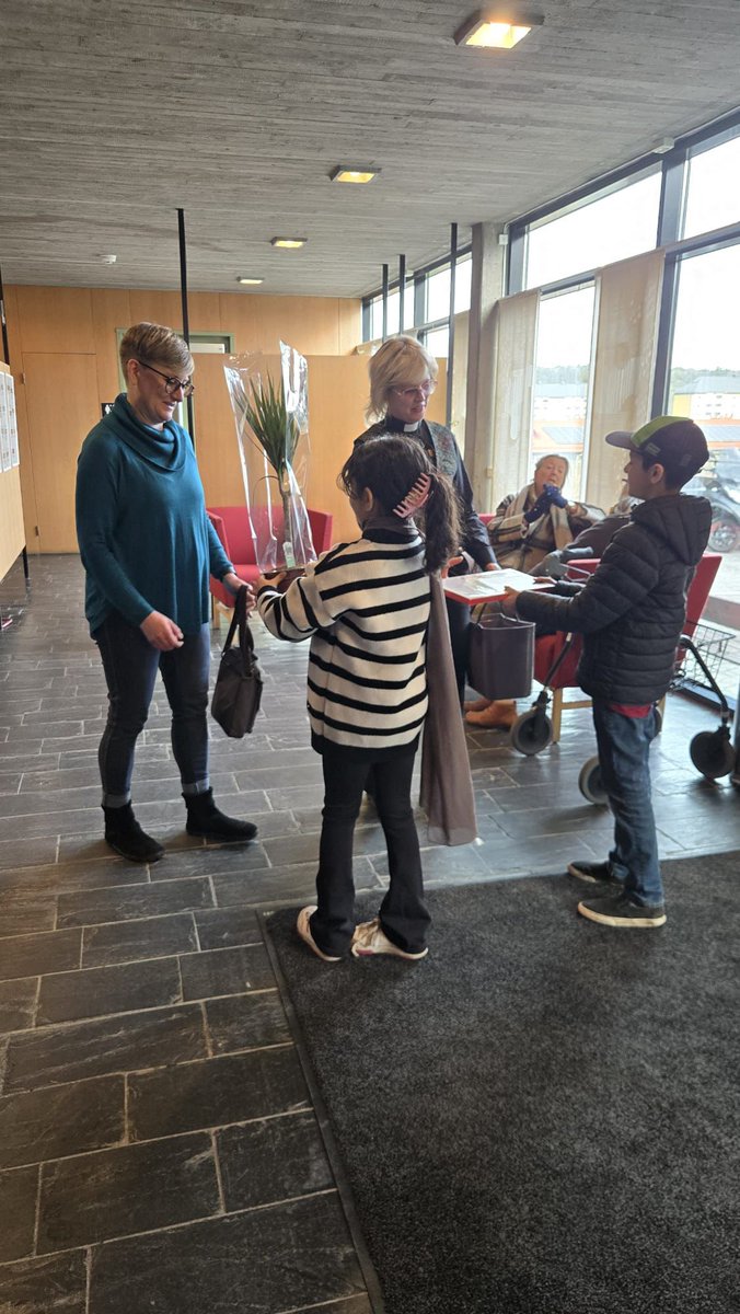 LajnaSweden's tweet photo. Medlemmar från Göteborg hade äran att få besöka våra grannar i Högsbo Kyrkan. Där blev vi varmt välkomnade med en presentation, god mat och många givande diskussioner. Vi ser framemot framtida samarbeten för fred!  #islam #sverige #svenskakyrkan #ahmadiyya #fred https://t.co/TdQCytl87F