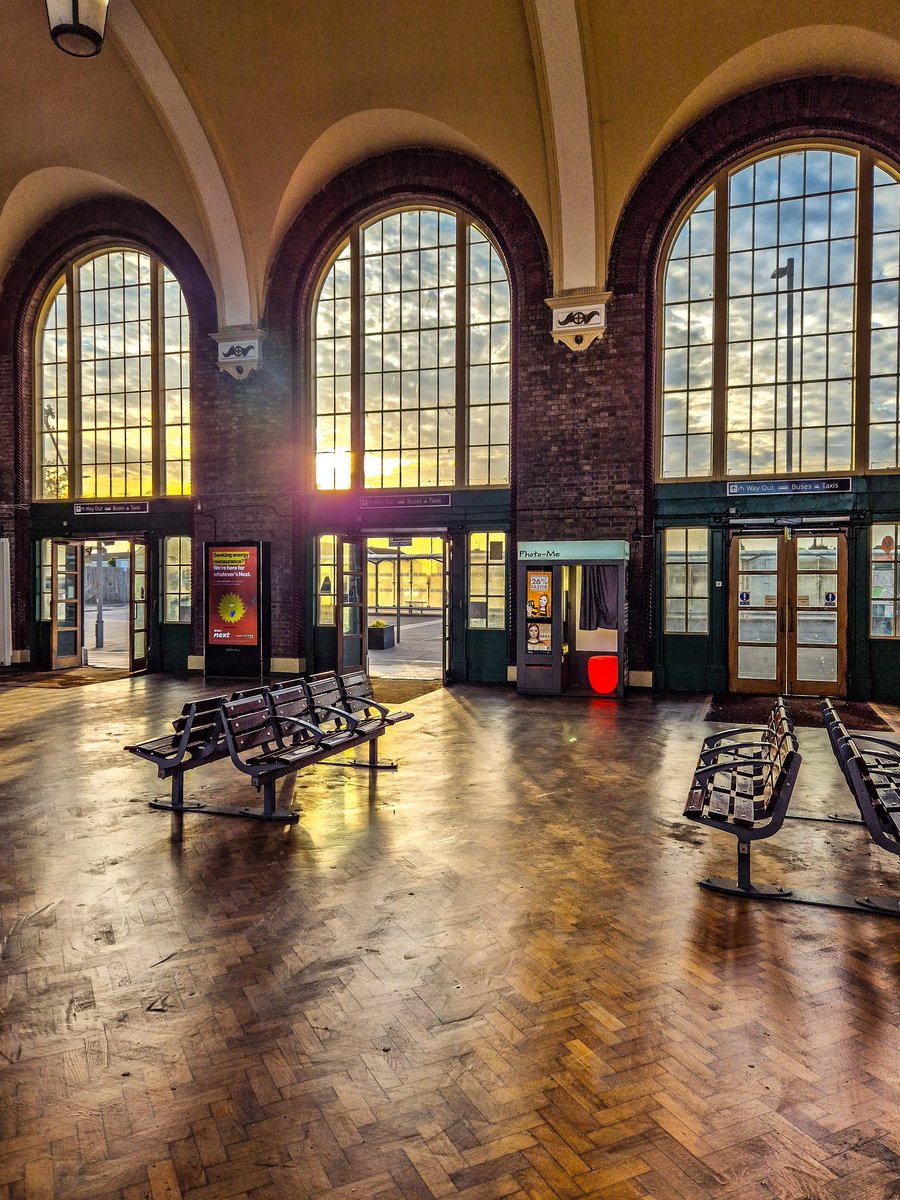 SDToddImages's tweet photo. The early morning sunshine coming through the windows at Ramsgate Station at 0630 this morning. @Se_Railway @SteveWhiteRail https://t.co/pEzX46MmxJ