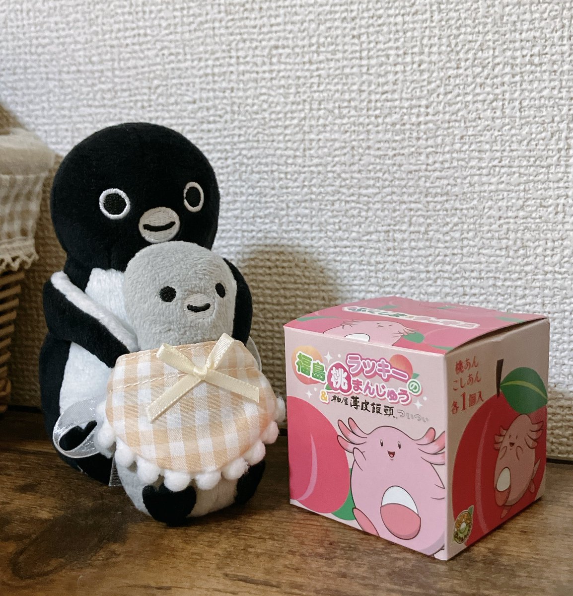 今日のおやつ発表ぺんぎん🐧
sabaさんからお土産でいただいたラッキーの桃まんじゅう🍑

柏屋さんの薄皮饅頭久しぶりにいただきました
こし餡と桃餡どちらも美味でした😋♡
🐧sabaさんに感謝だぺんね