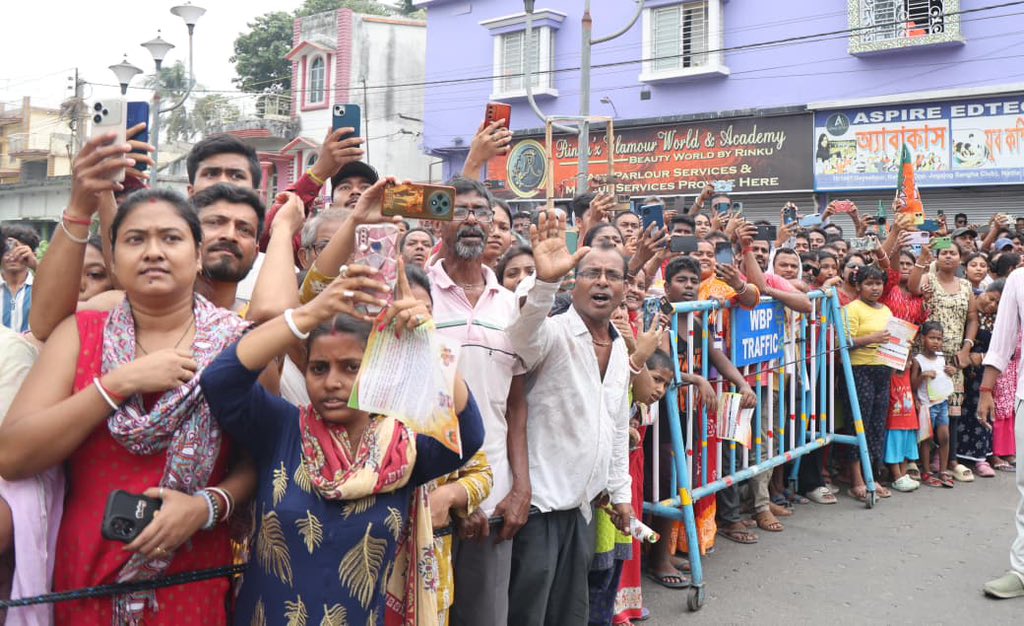 Bengal is changing!

Today’s road show led by UP CM Sri Yogi Adityanath Ji at Kalyani, Bangaon District was an indication of this change. 

Yogi Ji’s promise of  a safe and prosperous Bengal resonated with all. 

People have anger towards the TMC. Hope towards the BJP. 

People
