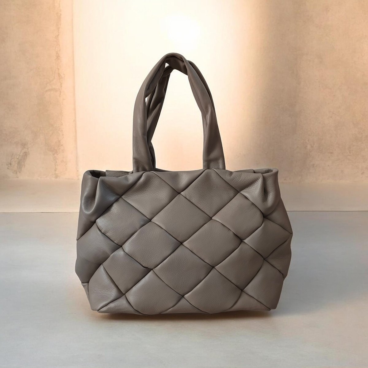 sunao_bag's tweet photo. できたてホヤホヤ
お誂えのパッチワークトート

定番品より
底マチを広げて
容量を増やしました

底とマチの
パッチワークピースの
形状が変則的になり

若干お時間をいただきましたが
いい雰囲気になりました

喜んでいただけますように🍀

#日本の革
#お誂え
#高知
#sunaobag
#ballonbaroque https://t.co/os5hN2UU2z