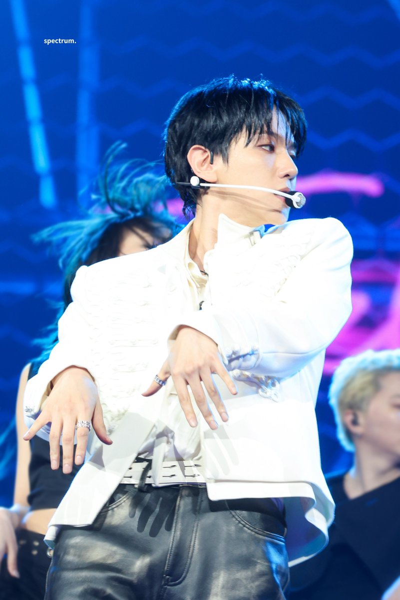 𝘴𝘱𝘦𝘤𝘵𝘳𝘶𝘮. tweet media