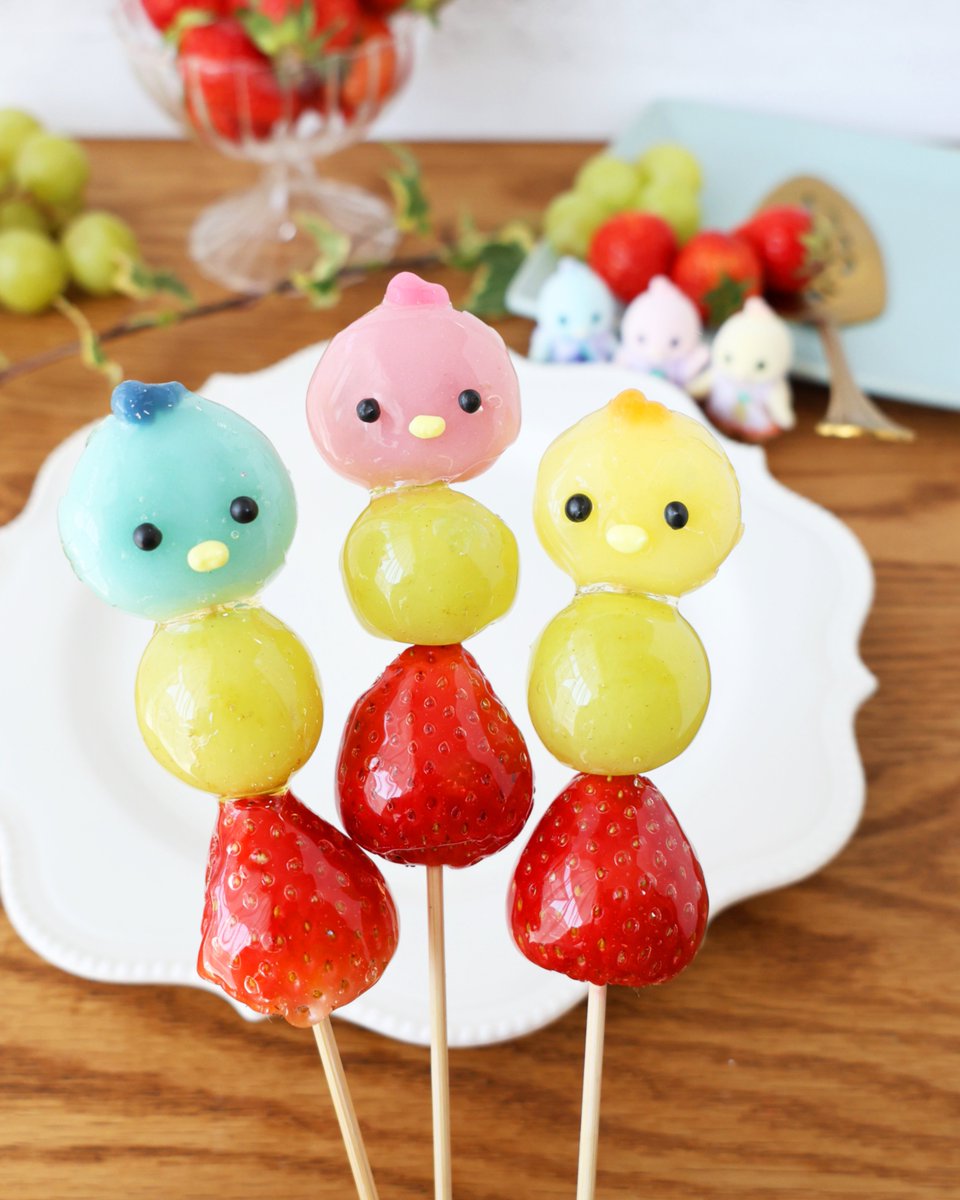 カラフルでかわいい🍓
シトラスバードのタンフル(フルーツ飴)を作ってみませんか？

こちらは、お菓子作家の上岡麻美さん( <a href="/asami_kamioka/">上岡麻美</a> )の作品です🎀

くわしいレシピはこちら✨
instagram.com/p/DXoKxsUDEda/…

#シルバニアファミリー #シルバニア #シルバニアファミリーてづくり部