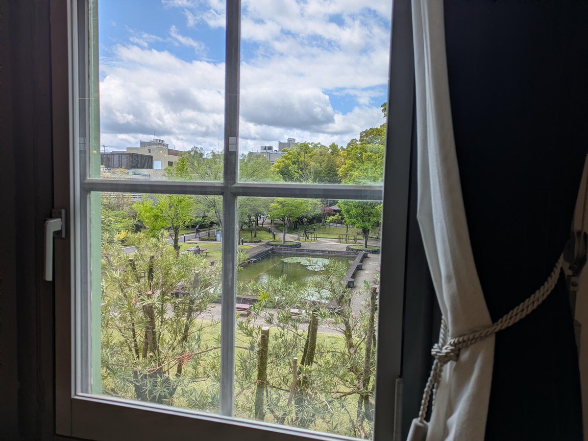 NaraWomensUniv's tweet photo. 奈良女の記念館からの風景🏫
新緑が映える季節になりました🌿

特別公開（クラファン寄附者限定：4/27～4/30）、一般公開（5/1～5/7）開催！
この機会にぜひご覧ください✨

👉一般公開の詳細は下記リンクから
https://t.co/1YjLLVtTg0

#奈良女子大学 #記念館 https://t.co/0tHtNLcpWm