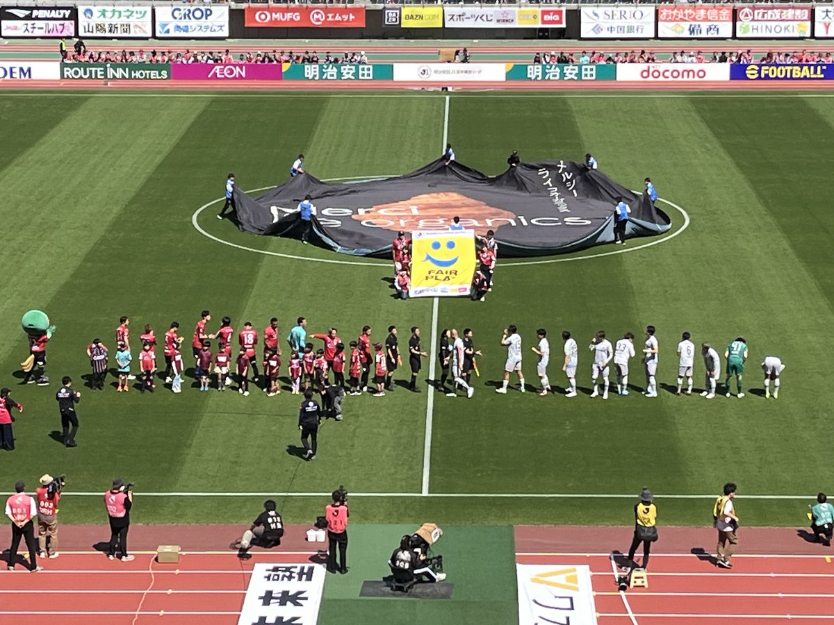 serio_inc's tweet photo. 2026/4/25　ファジアーノ岡山ホームゲーム、アビスパ福岡戦を社員と家族70名で観戦しました！ 
中には「エスコートキッズ」に当選して、選手と手を繋いで入場されたお子さんも。 
久しぶりの勝利の瞬間を12819人の観客の皆さんと味わえてよかったです♪ 
リーグ戦もこれから終盤に向かっていきますが、引き続きファジアーノ岡山を応援ていきます！
 #ファジアーノ岡山 #セリオ #SERIO
