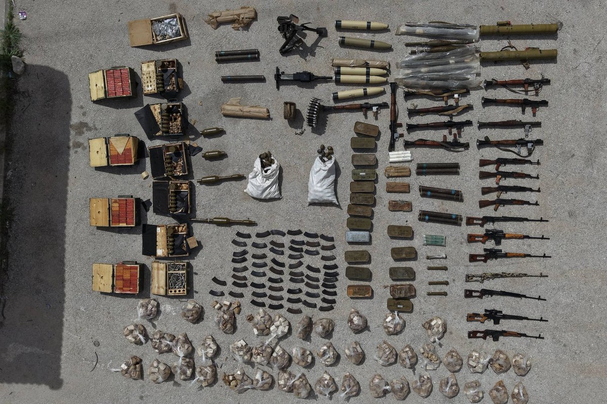 QalaatAlMudiq's tweet image. #Syria: the Security forces backed by the Intelligence Service neutralized a sleeper cell in #Homs province (likely Assadists) that planned a sabotage attack. 

An arsenal was seized in the operation, incl. anti-tank missiles and professional explosives. 

The 2 members of the