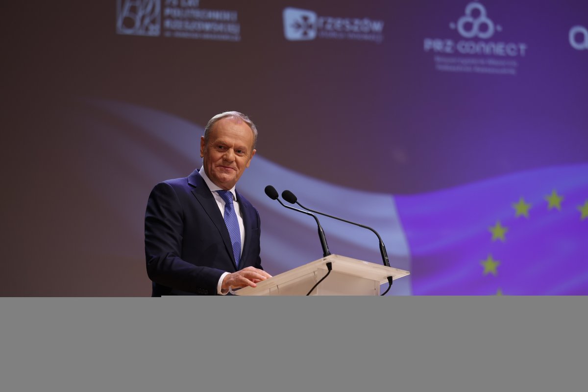 💬 Premier <a href="/donaldtusk/">Donald Tusk</a> w #Rzeszów:
Wyciągnęliśmy pomocną dłoń w dniach, kiedy nie były znane losy wojny. Nikt nie kalkulował ani nie spekulował. To był odruch solidarności i przyjaźni, które budujemy wbrew okolicznościom i tym, którzy chcieliby zrujnować Polskę, Ukrainę czy