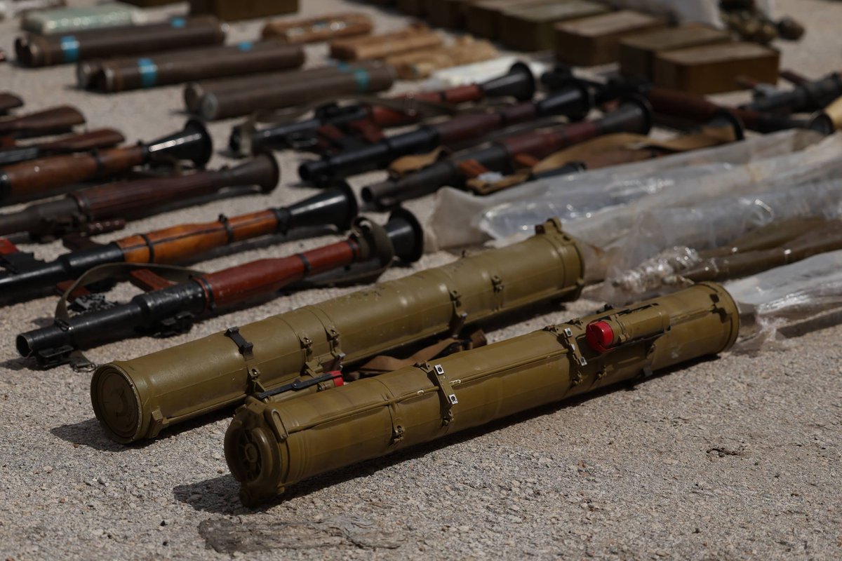 QalaatAlMudiq's tweet image. #Syria: the Security forces backed by the Intelligence Service neutralized a sleeper cell in #Homs province (likely Assadists) that planned a sabotage attack. 

An arsenal was seized in the operation, incl. anti-tank missiles and professional explosives. 

The 2 members of the