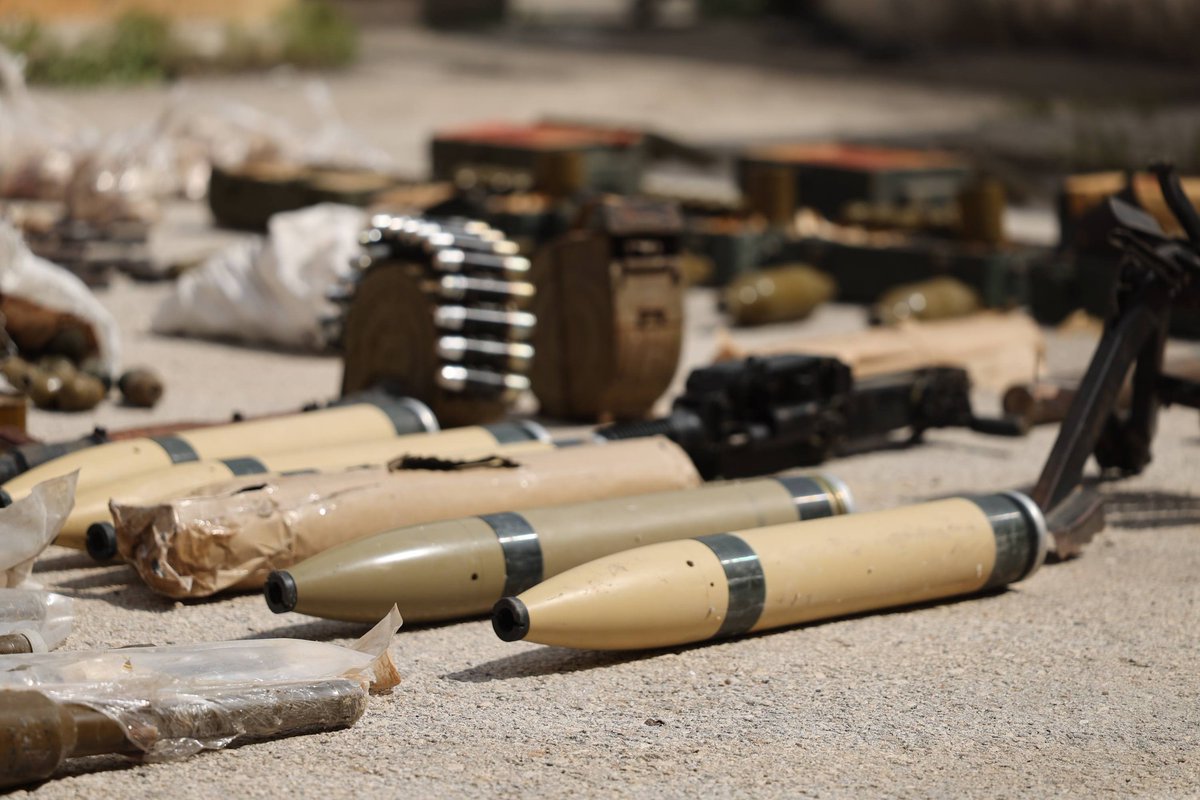 QalaatAlMudiq's tweet image. #Syria: the Security forces backed by the Intelligence Service neutralized a sleeper cell in #Homs province (likely Assadists) that planned a sabotage attack. 

An arsenal was seized in the operation, incl. anti-tank missiles and professional explosives. 

The 2 members of the