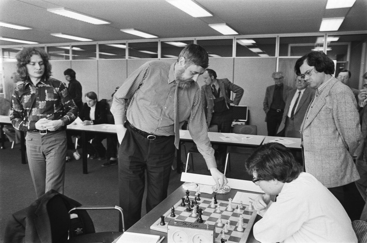 dgriffinchess's tweet image. 50 years ago today: the 11th round of the Dutch Championship in Leeuwarden; Fred van der Vliet is in play v. Hein Donner (standing), while Jan Timman &amp;amp; Hans Ree look on.
Timman won the event; Ree was 2nd; Donner 3rd.
(📷: R. Mieremet / ANEFO, via nationaalarchief.nl.) #chess