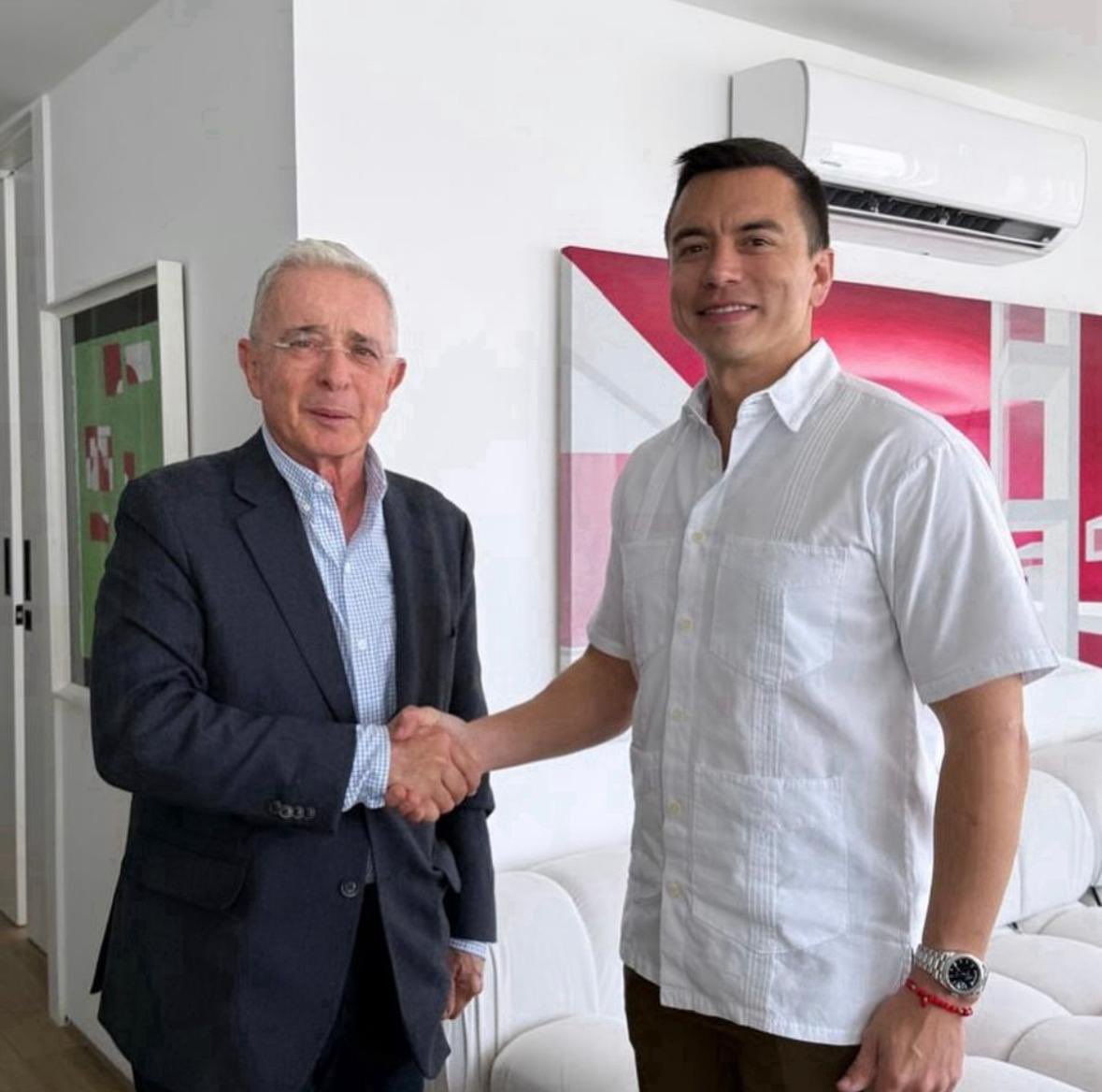 Mitómano Uribe:
"Jamás me reuní con Daniel Noboa"
"No tengo amigos paramilitares"
"No conozco a ningún narcotraficante"
"Jamás ordene disparar contra civiles"
"No ordene las chuzadas del DAS"
"No he cometido actos de corrupción"
"Mis hijos son personas honestas"
"SOY INOCENTE"