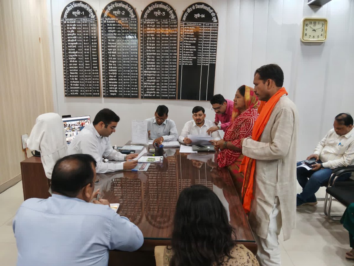 जनता दर्शन में जन समस्याओं को सुना गया। भूमि, विद्युत, पेयजल, सड़क व पेंशन से जुड़े प्रकरणों पर संबंधित अधिकारियों को समयबद्ध निस्तारण के निर्देश दिए गए। कई शिकायतों का मौके पर समाधान कर आमजन को राहत प्रदान की गई। #जनता_दर्शन #बांदा