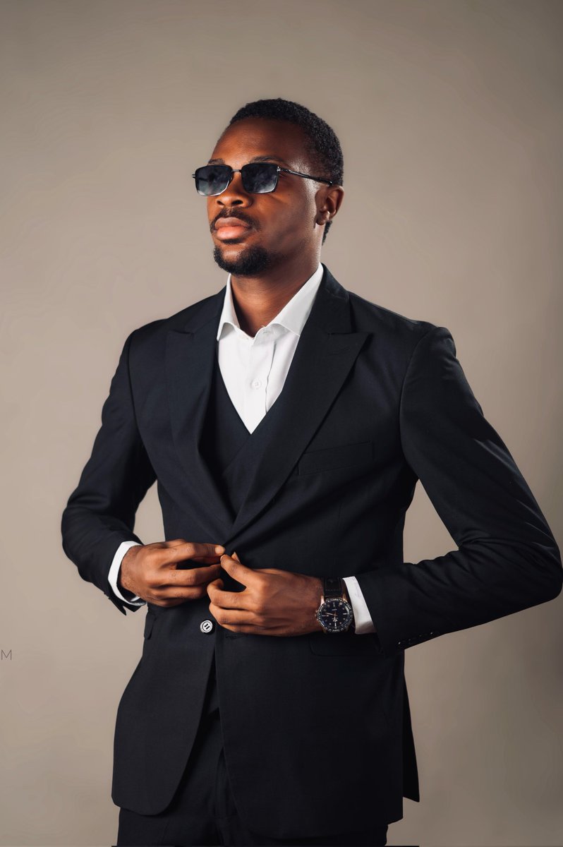 dasylvacouture's tweet photo. If confidence is an outfit, then We just tailored it.
A Black three piece double button Suit - styled with a white shirt for a Dasylva Man.

Sharp doesn't even cover it.

Want the full look?
📩 DM us to order yours.

#blackexcellence #menssuit #mondaymotivation #munna https://t.co/S9Eitl2jHf