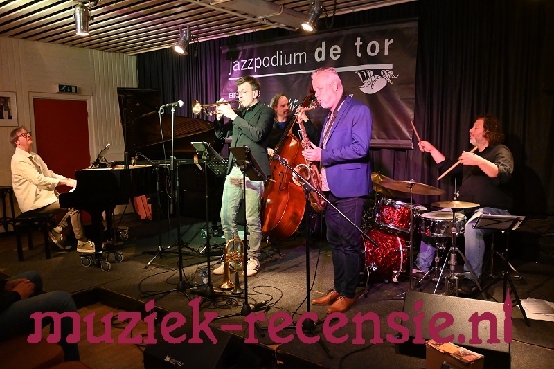 koenedeling's tweet photo. Mosquito met model-drummer. Lees erover op https://t.co/Ypy2b9BaSx https://t.co/y4BUNnHTcj
