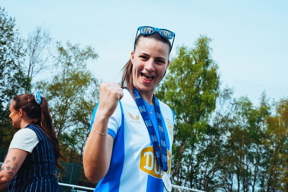HTAFCWomen's tweet photo. Monday mood 😎

#htafc | #htafcw https://t.co/TuttMZHjIu