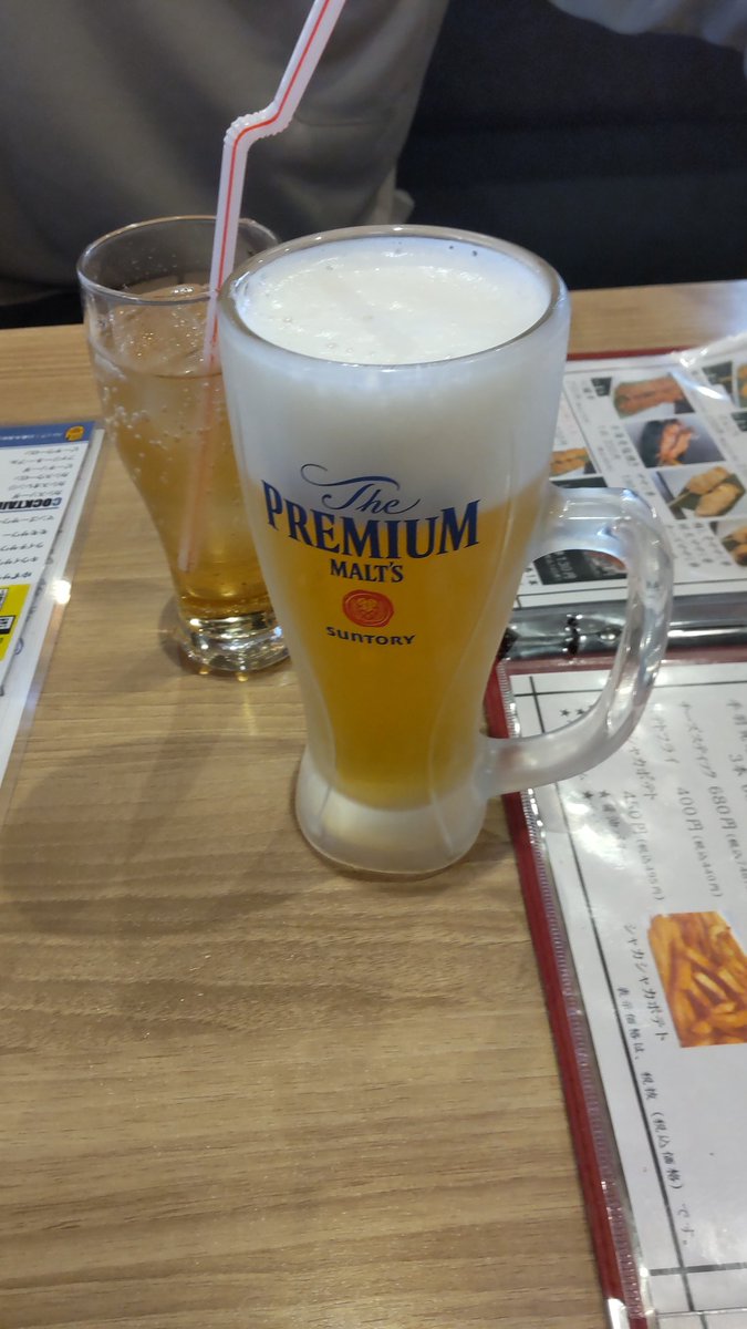 hatugachan's tweet photo. 明日から連休だー今日は会社の後輩とようやく飲みこれたわ！こいつとは食うもんが合わねーわ（笑） https://t.co/LQ3TcFcu15