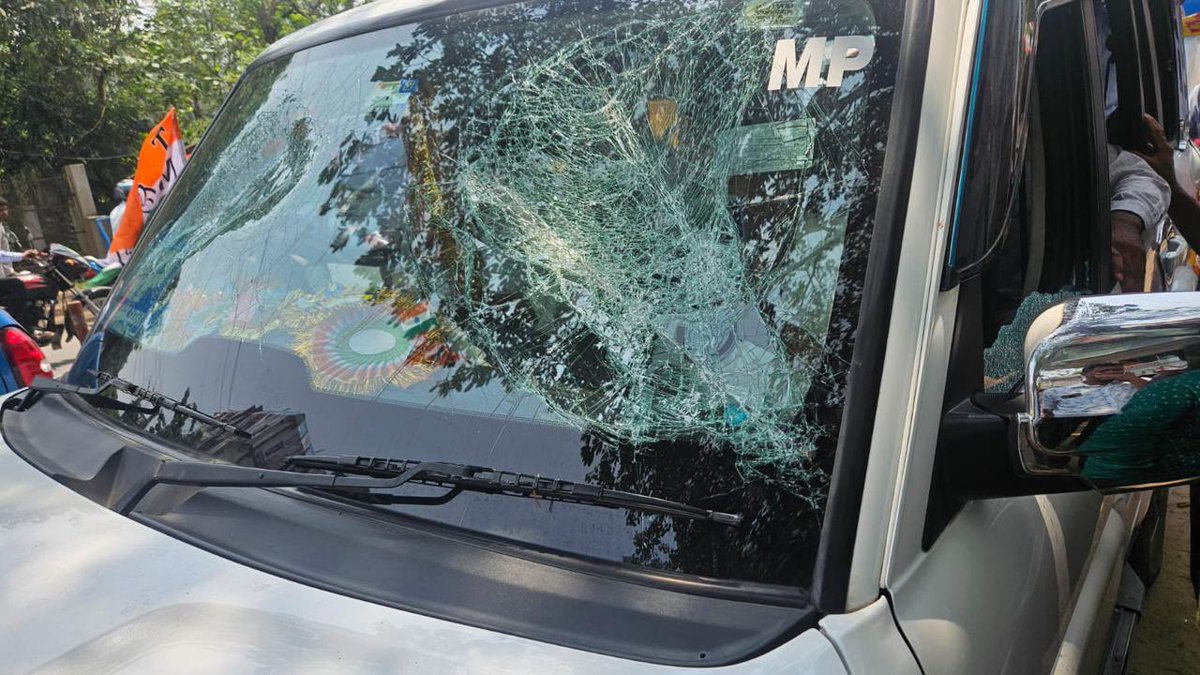 pooja_news's tweet image. #TMC MP Mitali Bag’s vehicle vandalised  in Hooghly’s Goghat today. TMC MP raises allegations of attack against BJP. Although BJP denies the allegation of attack.