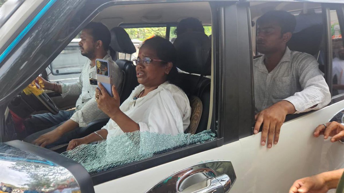 pooja_news's tweet image. #TMC MP Mitali Bag’s vehicle vandalised  in Hooghly’s Goghat today. TMC MP raises allegations of attack against BJP. Although BJP denies the allegation of attack.