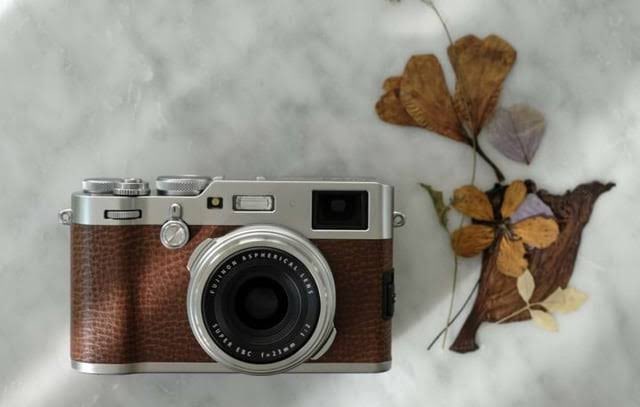 BALTACISELIM's tweet photo. Satılık: Fujifilm X100F Brown Marron Edition ✨
"Aşk her zaman ilk görüşte başlamaz ama bu Fujifilm X100F Brown Marron Edition'ı gördüğünüzde kalbinizin hızlanacağına eminim. 😍 Hem şıklığıyla göz dolduruyor hem de kompakt yapısıyla her anınıza eşlik etmeye hazır. Kusursuz. https://t.co/5k286mILTA
