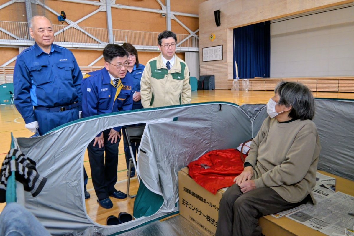 shoji_kenichi's tweet photo. 今日は２度目の大槌町入りです。山林火災６日目も鎮圧の目処が立たず、皆さん疲労の色が濃くなっておられます。

そんな中段ボールベットが入り始め、子ども達への学習支援も活発に。感謝しかないです。

小さな市町で起きる大規模災害への備えについて、達増知事と意見を交わしました。

祈、鎮圧 https://t.co/sHveTEpce8