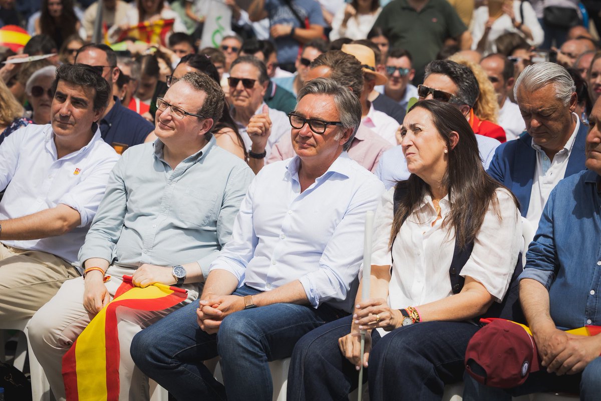 💚💚💚 Una imagen lo dice todo.

Compromiso, equipo y un mismo camino.

Con <a href="/Santi_ABASCAL/">Santiago Abascal 🇪🇸</a> , <a href="/GaviraVox/">Manuel Gavira 🇪🇸</a> y mi compañera <a href="/badanelli/">Paula Badanelli</a>.

Por Córdoba,  Andalucía por España. Por los nuestros, primero. 

#PrioridadNacional