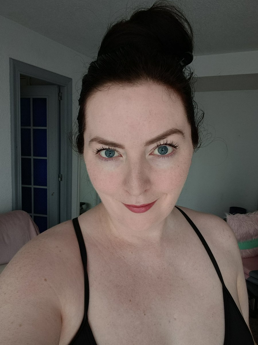 LulusBestLife's tweet image. Hair's long enough for a bun now.

#longhair #hair #hello #goodmorning