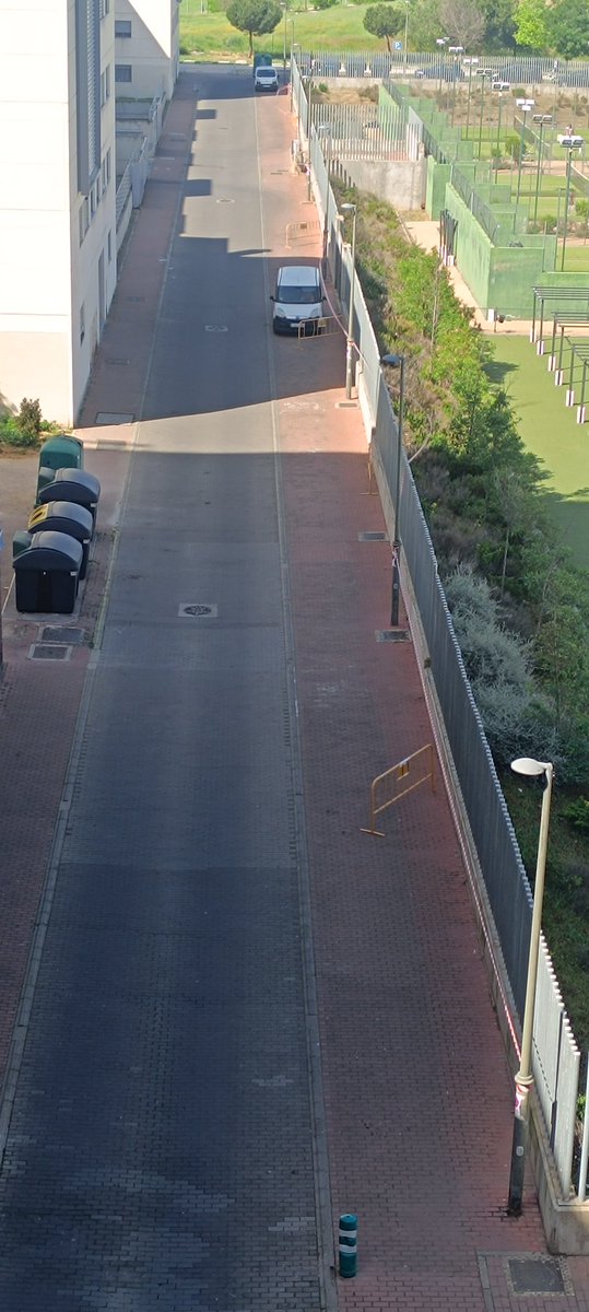 Blacklifebird's tweet photo. @Dieg0GP @AytoMostoles @ppmostoles @mbautista_pp @gabymonteserin @Vox_Mostoles @PSOEMostoles @VecinosPAU4 @policiaMostoles Otra más van a pintar las aceras de los alrededores del Pabellón Deportivo #Pau4 #Mostoles calle Perseo. https://t.co/f6lJND8ELy