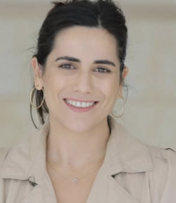 אורטל חזות כותבת:
אתמול, אחרי החוג הלכתי עם הילדות לקנות שייק בחנות בשכונה.
בעודנו ממתינות להזמנה הגיעו שני נערים מנומסים ושאלו אם נרצה לשבת בשולחן היחיד שנמצא על הרחוב או שסיימנו, כי הם רוצים לשבת לאכול משהו שהזמינו ממקום סמוך.
בראש חשבתי, איזה חמודים, איך הכל מתחיל ונגמר בחינוך