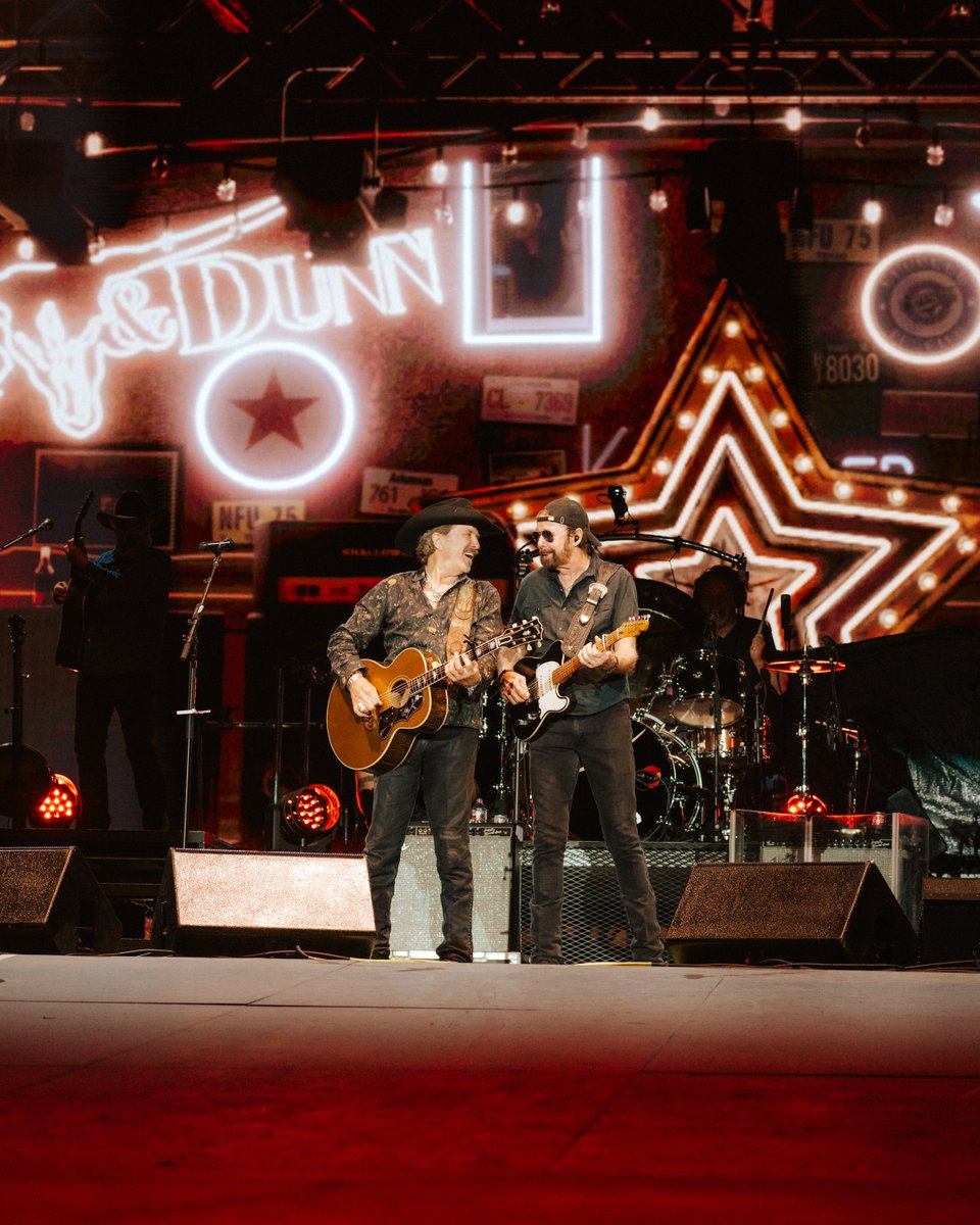 Stagecoach's tweet photo. Now that’s a boot scootin’ boogie @BrooksAndDunn https://t.co/hSbkVgw1Or