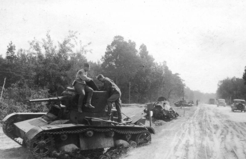 WW2enimagenes's tweet image. 📷Soldados alemanes inspeccionando un blindado de mando soviético T-26,destruido en la carretera Volodymyr-Volynskyi-Lutsk.Detrás,un blindado BA-10 y otro T-26,pertenecientes a la 19.ª Div. de Tanques del 22.º Cuerpo Mecanizado del Frt.Occidental.Junio-julio 1941.
#wwII #historia