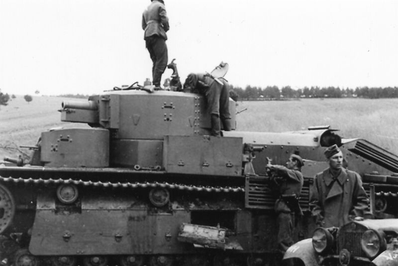 WW2enimagenes's tweet image. 📷⁉️IMAGEN CON PREGUNTA:soldados alemanes inspeccionando un T-28 abandonado en la  carretera Bialystok-Slonim,perteneciente al 6º Cuerpo Mecanizado del 10º Ejército del Frt.Occidental.Junio-julio 1941
❔¿Qué intenta hacer el soldado alemán que lleva la llave?
#wwII #ww2 #historia