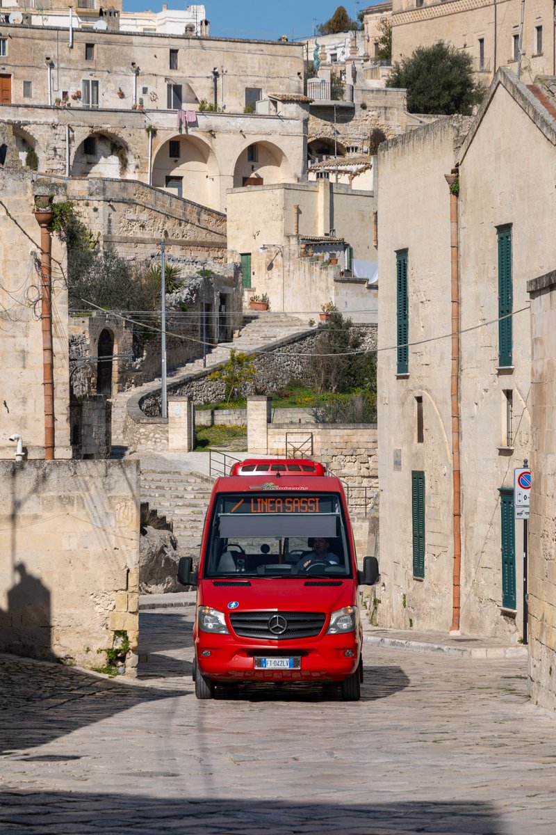 Lukasz_Malin's tweet image. 🇮🇹 Włoska #Matera słynie oczywiście z wykutych w skale domów, ale zwrócicie też uwagę, że udało się nawet tam zorganizować transport publiczny. 
Tutaj video: instagram.com/reel/DXmv9gxiG…
#Włochy #bus