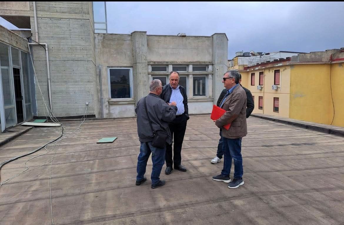 Inizieranno a breve i programmati lavori di manutenzione straordinaria nella sede dell'Istituto di istruzione superiore "Politi" di via Cimarra. Effettuato nei giorni scorsi un sopralluogo con il Presidente Pendolino e i tecnici del Libero Consorzio di Agrigento.