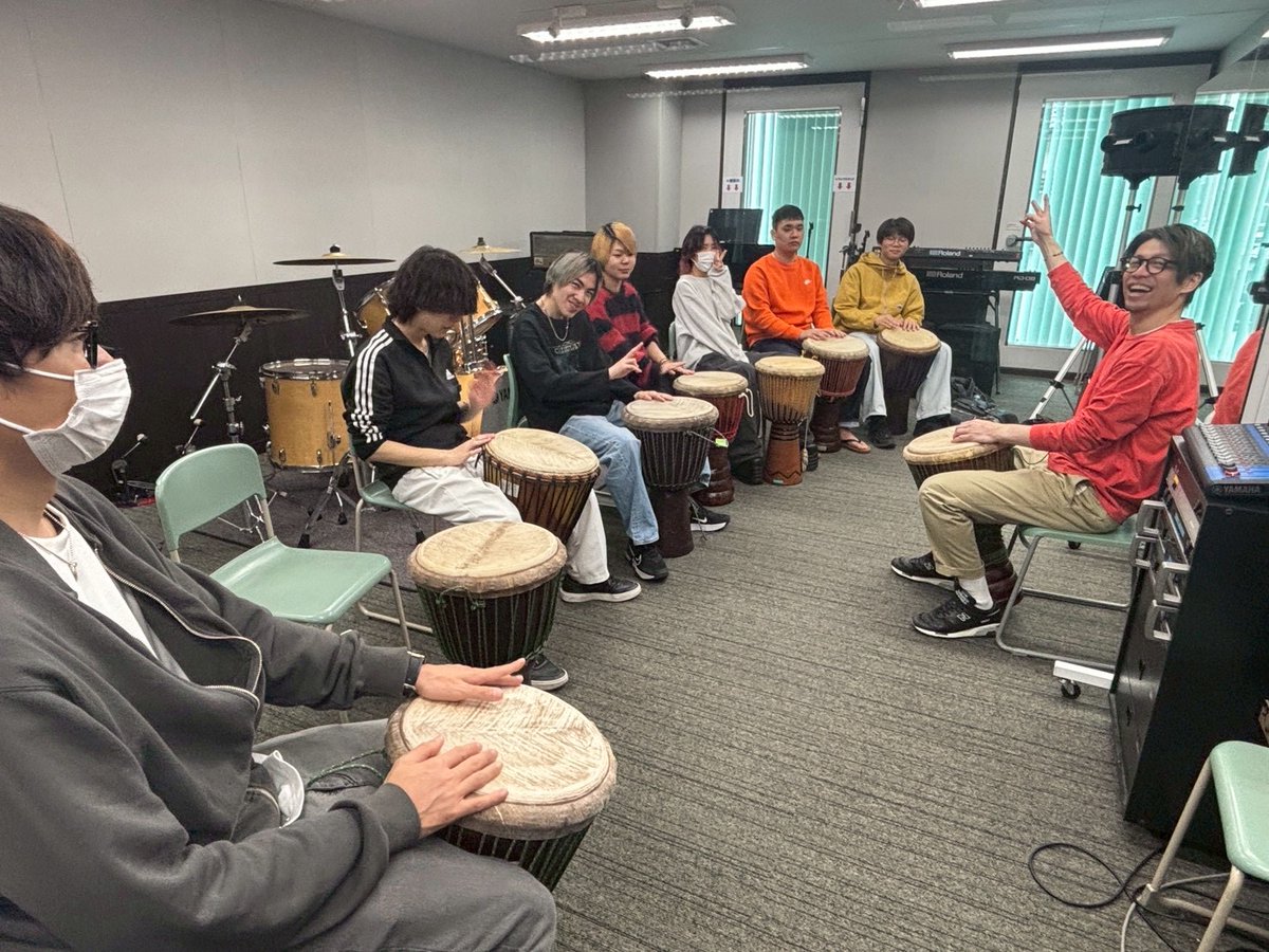 esp_t_artist's tweet photo. ドラムコース🥁

実技はもちろん、座学もあります！
全員で叩いた時の音は圧巻🙌

ドラムコースではパーカッションの授業もあるんです！
みなさん楽しそうですね～ https://t.co/MIA8yPS4Lv