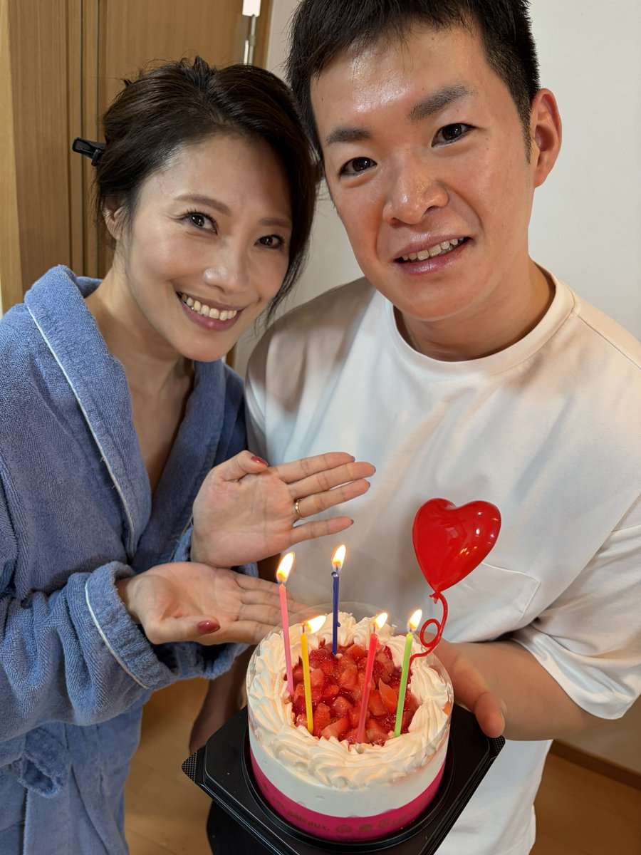 avkiruhi's tweet photo. なぜか現場で誕生日のお祝いをして頂きました。
サプライズだったんですけど、男優が誕生日を祝われる事なんて想定外過ぎてマジで普通にビックリしてました。

まりいさんケーキありがとうございます！ https://t.co/l33f6d0Oun
