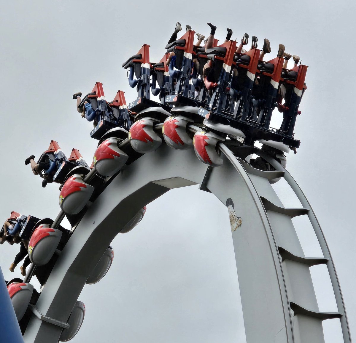 jsz1978's tweet photo. Afterburn @Carowinds 🛬⚪🔵🎢 looks like it might need a touch up.
#sixflags #carowinds #afterburn #nikond3500 #invertedcoaster #bollingerandmabillard #samsunggalaxy https://t.co/R89rAwP3aw