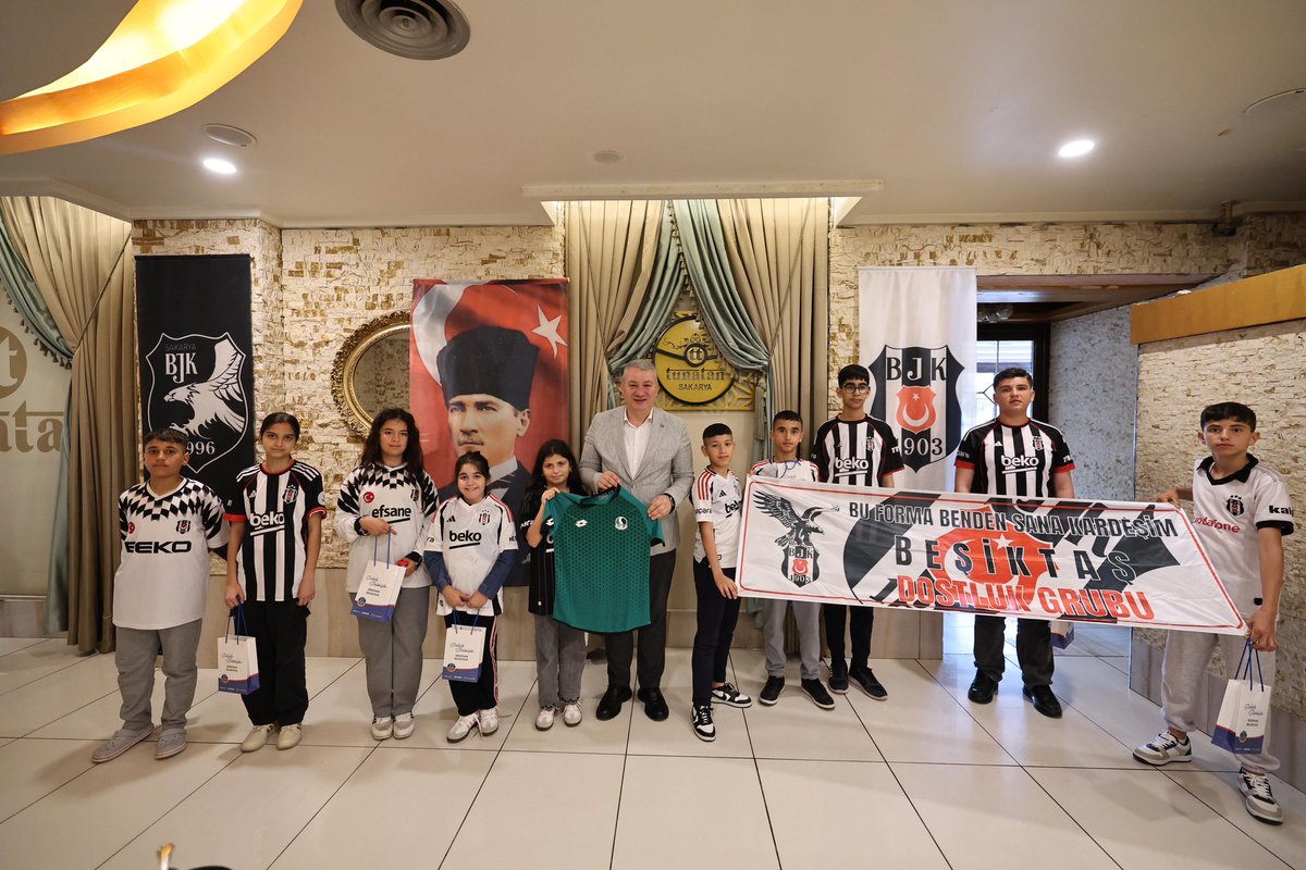 osmancelikSRD's tweet photo. Sakarya Beşiktaşlılar Derneği, Hatay Beşiktaşlılar Derneği ve Beşiktaş Dostluk Grubu çok güzel bir projeye imza atmışlar.

Depremzede çocuklarımız, bu akşam oynanacak Süper Lig karşılaşmasını tribünden takip etmek isteyince dernekler seferber olmuş ve çocuklarımızın hayallerini gerçeğe dönüştürmek için yola çıkmışlar. 

Bizler de İstanbul’a gitmeden önce ilçemizde misafirimiz olan evlatlarımızla bir araya gelerek onların heyecanına ortak olduk.

Emeği geçen herkesi tebrik ediyorum. Yeter ki gülsün çocuklar.