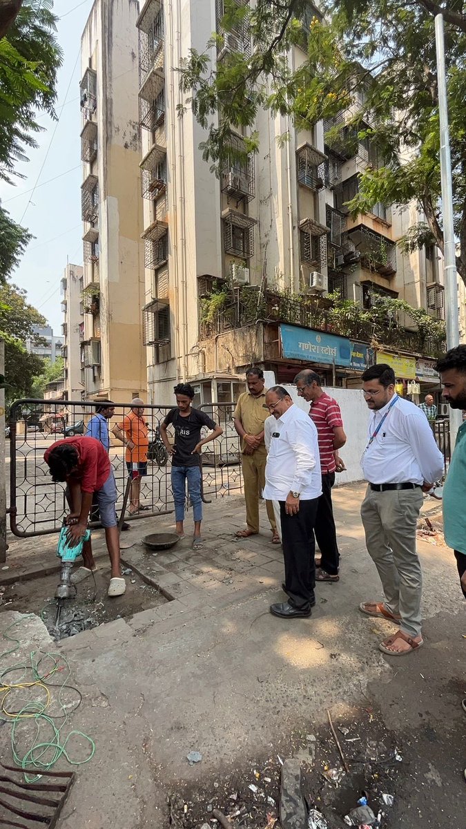 GaneshKhankar's tweet photo. नंदधाम सोसायटी येथे नवीन चेंबर बांधकामाचे काम सुरू करण्यात आले असून सोसायटीच्या बाहेरील गटारांची संपूर्ण स्वच्छता पूर्ण करण्यात आली आहे.
नागरिकांना स्वच्छ व सुरक्षित परिसर मिळावा यासाठी कामे गतीने सुरू आहेत. 🚧🚩
#Dahisar #Ward7 #NanddhamSociety #CivicWork #DrainCleaning #Infrastructure #BMC #MumbaiDevelopment #GaneshKhankar #BJPMumbai