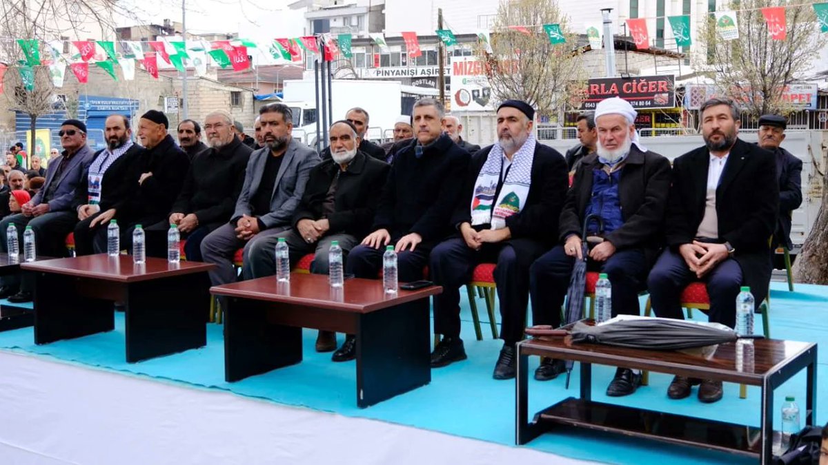 HaksiadDbakir's tweet photo. Diyarbakır Şube Başkanımız Cengiz Aydın, Van’da düzenlenen Mevlid-i Nebi etkinliğinde halka hitap etti. Vahdete dikkat çeken Aydın, "Birlik olmazsak ayakta kalamayız. Vahdet bizim için bir lüks değil, bir mecburiyettir." dedi.

#HAKSİAD #VahdetveKurtuluşÖnderi #Van https://t.co/hQFuiMV4cr