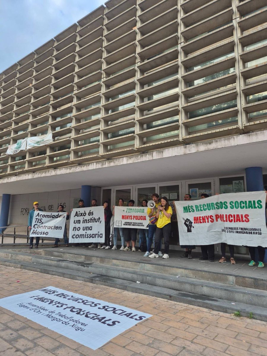 ojs_baixllo's tweet photo. Avui som a l’Institut Eugeni d’Ors i Margarida Xirgú de l'Hospitalet contra les mesures autoritaries del PSC.

Als nostres centres més recursos, cap policia! Plantem cara a l’autoritarisme! https://t.co/AC8enYMtbv