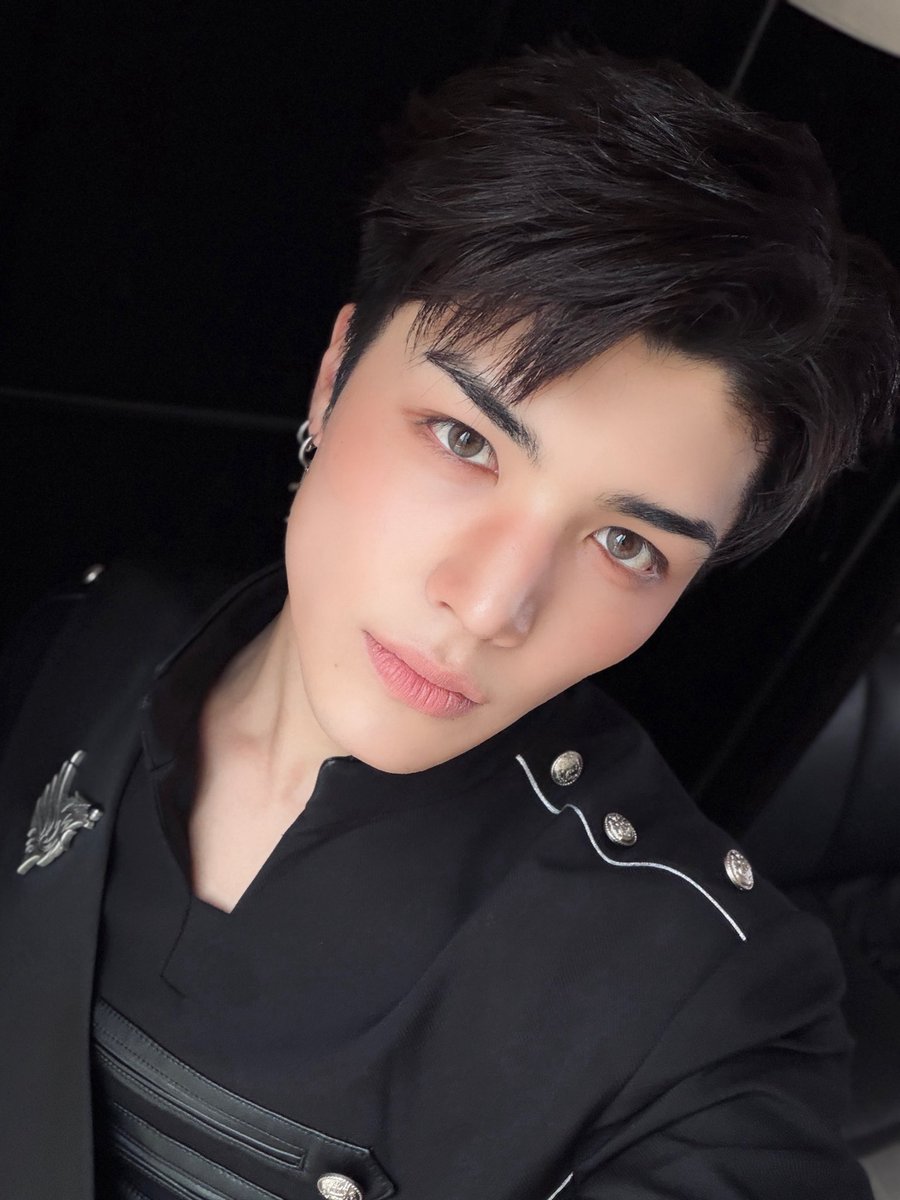 Maki_Global's tweet image. MAKI shared these selcas on DM ✨🖤
“I’m into this angle these days” 

#andTEAM #MAKI #andTEAM_MAKI