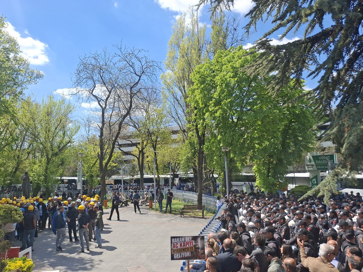inanmutlu1's tweet photo. Dünyanın çok az ülkesinde maaşları ödenmeyen işçilere barikatlar kurulur. 

İktidar yine bildiğini okuyor...

Doruk Madencilik işçileri polis ablukasında.

Milletvekilleri dışında kimse yanlarına ulaşamıyor https://t.co/0W3AhcwUIV