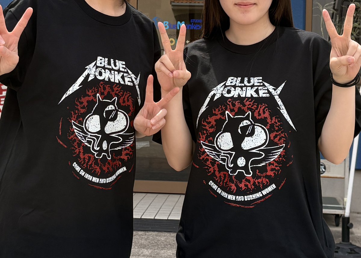 Bluemonkey_st's tweet image. 【新作Tシャツ発売‼️】
 今年の青猿Tシャツは⚡️メタルモンキー⚡️胸にメタル調のサタン猿、バックにゴシック調のロゴがプリントされています。この夏バンドリハやライブのお供にいかがでしょうか！

⁡メタルモンキーTシャツ
サイズ M  L  XL ¥3,000（tax込）
⁡
#青猿 #bluemonkey #studio #スタジオ