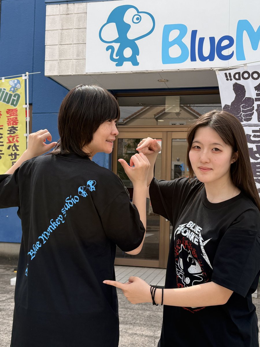 Bluemonkey_st's tweet image. 【新作Tシャツ発売‼️】
 今年の青猿Tシャツは⚡️メタルモンキー⚡️胸にメタル調のサタン猿、バックにゴシック調のロゴがプリントされています。この夏バンドリハやライブのお供にいかがでしょうか！

⁡メタルモンキーTシャツ
サイズ M  L  XL ¥3,000（tax込）
⁡
#青猿 #bluemonkey #studio #スタジオ